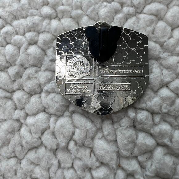 2024 Disney Vacation Club Membership Magic Pin - Picture 2 of 4